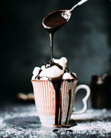 шоколадная заливка ванильного мороженого в керамической чашке